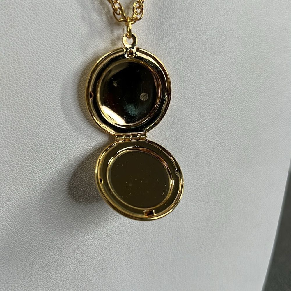 Beautiful Gold Tone Necklace and Locket - Picture 6 of 7